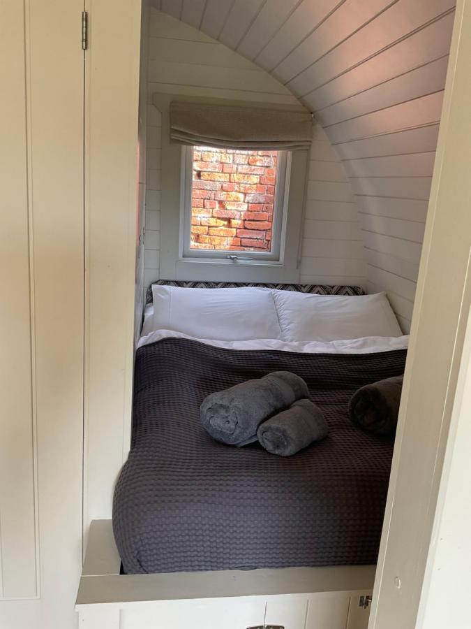 فندق Secluded Cosy Luxury Pod With Wood Fired Hot Tub شروزبري المظهر الخارجي الصورة
